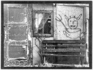 Verfallenes Haus mit Graffiti