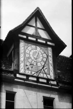 Tübingen-Bebenhausen: Uhr im Giebel