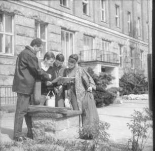 Musikstudenten vor dem Gebäude der Hochschule für Musik "Carl Maria von Weber" Dresden, Blochmannstraße 2-4
