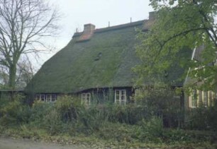Oher Weg 7: Fachwerkhaus mit Reetdach: Traufseite mit Eingangstür: rechts Giebelseite Wohntrakt, Giebel mit Verbretterung