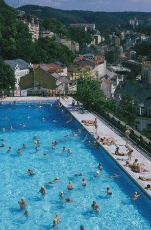 Karlovy Vary. Ortsteilansicht mit Freibad
