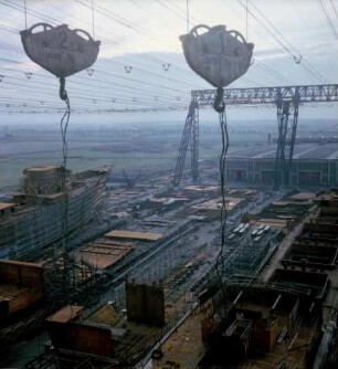 VEB Warnowwerft Warnemünde. Helling mit Kabelkrananlage 4, im Vordergrund zwei Lasthaken : Rostock-Warnemünde. VEB Warnowwerft Warnemünde. Helling mit Kabelkrananlage 4, im Vordergrund zwei Lasthaken