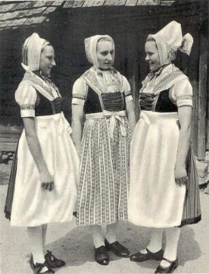 Mädchen in Festtracht aus Schleife : Kleidung - Schleifer Tracht. Mädchen in Festtracht aus. Von links nach rechts: 1. Brautjungfer (družka) auf der "jungen Hochzeit" (vormittags), 2. Mädchen in SonntagsTracht. 3. Mädchen als Hochzeitsgast. Postkarte (Verlag Nowa Doba Bautzen)