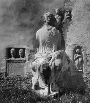 Torso eines Jünglings (Römische Grabstatue) : Torso eines Jünglings (Römische Grabstatue). Stein (101/400). Sankt Veit an der Glan, Pfarrkirche Sankt Donath, Außenwand