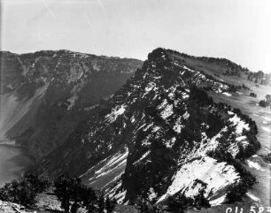 Der Crater Lake : Steilhänge am Ufer des Crater Lakes.