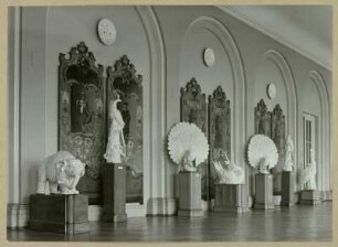 Dresden: Zwinger, Innenansicht, Pavillon E mit Neuaufstellung der Porzellansammlung (Eröffnung am 23.9.1962), Saal der Meißner Tierplastik, Kändler-Figuren, mit Barocktheaterkulissen als Hintergrund