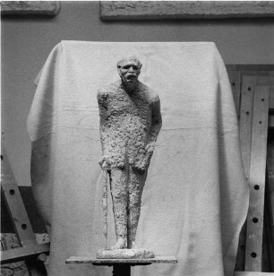 Entwurf für die Hermann-Duncker-Statuette : ZB-Reportage Kultur. Besuch beim Bildhauer Walter Howard. Entwurf für die Hermann-Duncker-Statuette. Ton (vor 1959; W. Howard)