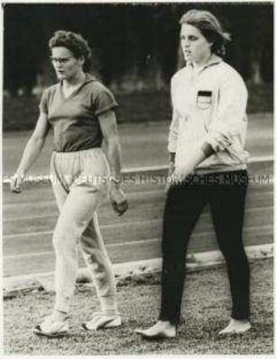 Gisela Birkemeyer (links) und Hildrun Claus bei den Olympischen Spielen in Rom.