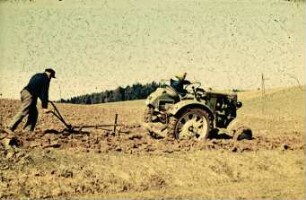 Fotografie: Wendende Bodenbearbeitung, Beetpflug