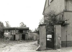 Breunsdorf, Nr. 32. Wohnhaus (1930) und Nebengebäude im Hof