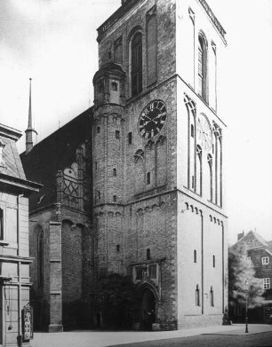Dessau, ehem. Schloss- und Stadtpfarrkirche St. Marien, Westturm, Hauptbau Ulrich von Schmiedeberg 1506-1523; Einwölbung 1540/41 Melchior Wilde und Ludwig Binder; Westturm von Ludwig Binder 1551-1554; Kirche heute Konzerthalle