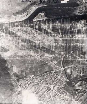 Amerikanische Luftbildaufnahmen von Kriegszerstörungen. Ausrichtung nach Norden (Bildstöreffekt). Rheinhafen / Daxlanden