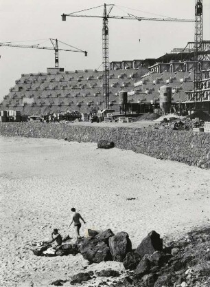 Moderner Hotelbau und Baustellen auf Lanzarote