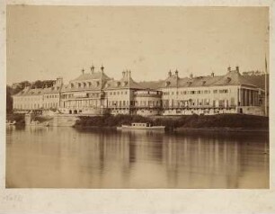 Schloss Pillnitz : Album mit Ledereinband, Metallschließe, Metallknöpfe in allen vier Ecken, bezeichnet goldgeprägt Mitte: ALBUM, bezeichnet typografisch auf Papieretikett oben Mitte: 451, auf 32 Seiten aus Karton mit Goldschnitt 32 aufgeklebte Albuminpapierabzüge; Seiten: je 22,5 x 29,5 cm, Album: 23,3 x 32 x 3,4 cm (1880/1890). Dresden: SLUB/DF 2024.D.8