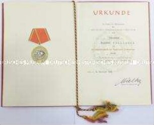 Verleihungsurkunde zur Verdienstmedaille der Nationalen Volksarmee in Gold