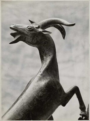 Etruskische Bronzestatuette aus dem 5. Jhr. v. Chr. (Ziegenbock) im Museo archeologico nazionale, Florenz, Toskana