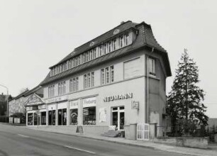 Neugersdorf, Wohn- und Geschäftshaus : Neugersdorf. Wohn- und Geschäftshaus (1. Hälfte 20. Jahrhundert), Hauptstraße 74. Straßenansicht
