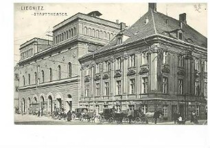 Stadttheater in Liegnitz, im Vordergrund mehrere Pferdekutschen