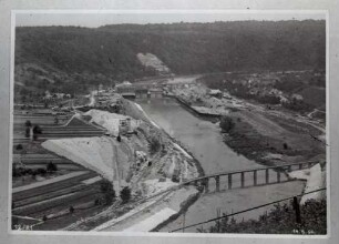 Hessigheim, Kraftwerk und Wehr im Bau, flussabwärts (im Vordergrund Transportbrücke)