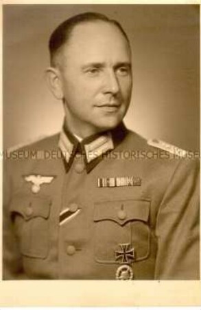 Porträt von Hauptmann Heinrich Dudel in Wehrmachtsuniform mit Auszeichnungen
