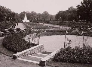 Großer Garten : Reichsgartenschau, Blick von der Freitanzfläche der Gaststätte "Schmetterling" über die Rosenachse zur Wasserkunst