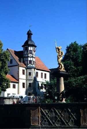 Georgenbrunnen und Blick zum Residenzhaus mit Treppenturm