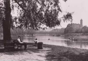 Halle, Am Saaleufer : Halle/Saale. Am Saaleufer. Blick flußabwärts gegen Giebichensteinbrücke und Burg Giebichenstein