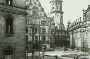 Ruinen von Georgentor, Hausmannsturm des Residenzschlosses und ehemaliger Katholischer Hofkirche : Dresden-Altstadt, Schloßplatz. Ruinen von Georgentor, Hausmannsturm des Residenzschlosses und ehemaliger Katholischer Hofkirche