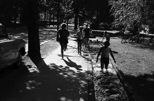 Freiburg: Kinder spielen im Bächle
