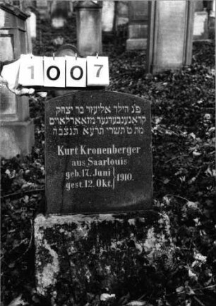 Grabstein 1007 (Index: 99803870) Material: Granit, poliert Zustand: gut Maße HxBxT: 82x40x14 cm Beschreibung: Sockel, Stele mit Flachbogenabschluß: Grabstein 1007