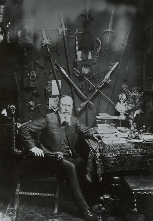 Ferdinand Pauwels am Arbeitsplatz, sitzend