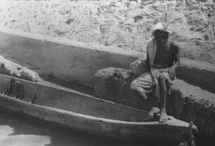 Inder mit Einbaum : Inder am Wasser mit Einbaum
