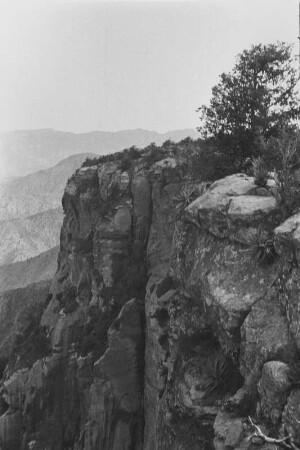 Rand des Altipiano mit Ostabfall am Cohaito : Blick in eine felsige Berglandschaft
