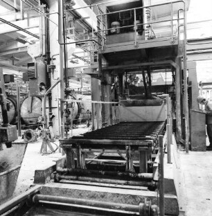 Eilenburg, Dübener Landstraße. VEB Betonwerk Laußig, Betriebsteil Betonwerk Eilenburg. Werkhalle der Gasbetonproduktion. Transportanlage mit Rollenbahn