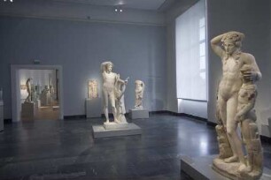 Blick in Raum 4 der Dauerausstellung der Antikensammlung im Alten Museum (Obergeschoss): Römische Skulptur nach griechischem Vorbild