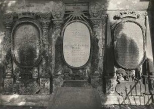Bautzen. Taucherfriedhof. Grabdenkmal eines Unbekannten (um 1650, Sandstein), jetzt Ruhestätte der Familie Walde. Ansicht mit Grabsteinen von Bürgermeister Kaspar Hübsch