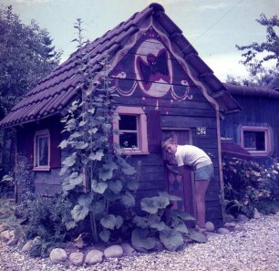 Zürich?. Freizeitanlage für Kinder. Spielhaus. Gartenansicht