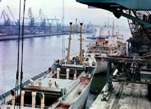 Frachtschiff mit Krananlagen in Hafen