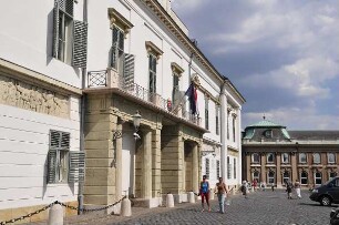 Budapest - Palais des Staatspräsidenten : Eingangsportal des Palais des Staatspräsidenten auf dem Burgberg. Aufgenommen in Budapest am 13. Juni 2011
