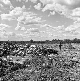 Jersbek-Dorf: Mülldeponie in stillgelegter Kiesgrube: hinten rechts Arbeiter, links Bagger: hinten Bäume