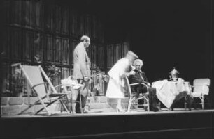 Theater am Schiffbauerdamm Berlin: "Der Fall Paul Eszterag" : Szene mit Marga Legal (Mitte) und Margarete Kupfer (rechts)
