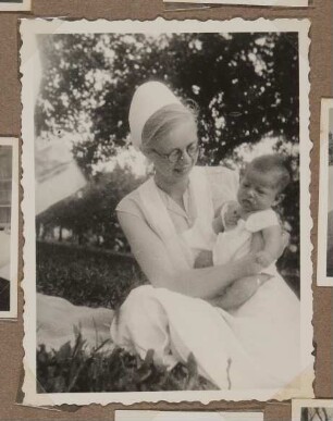 Christiane Zimmers Sohn Clemens mit dem Kindermädchen auf einer Wiese