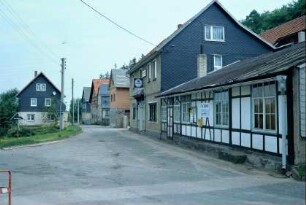 Straßenansicht, rechts Saalanbau und Gaststätte