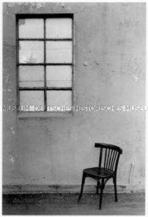 Stuhl vor Hausfassade mit Fenster (Altersgruppe 14-17)