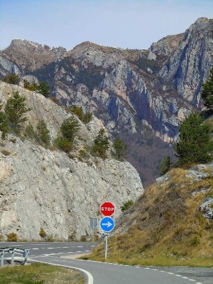 Pyrenäen - Verkehrsschilder : Verkehrsschilder an einer Landstraße. Aufgenommen in den spanischen Pyrenäen bei Berga am 17. April 2012