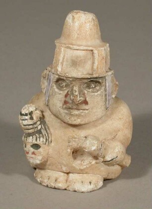 Stehende anthropomorphe Figur mit Trophäenkopf
