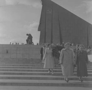 Kranzniederlegung an Ehrenmalen im Treptower Park in Berlin anlässlich des IV. Bundeskongresses des Demokratischen Frauenbundes Deutschlands (DFD) : Kranzniederlegung im Treptower Park