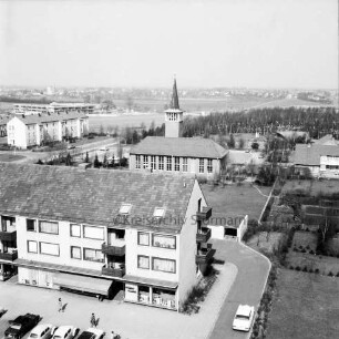 Gartenstadt Falkenberg: vorne Gebäude Stinsdorfer Weg, dahinter das kirchliche Zentrum am Falkenberg und der Friedhof Harksheide, links davon Wohngebäude der Falkenbergstraße und des Kirchestiegs, dahinter der Rohbau des Gymnasiums Harksheide