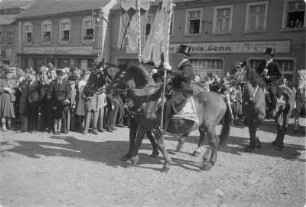 Osterreiter in Wittichenau. Osterritt in der Stadt. : Křižerjo w Kulowje. Procesion přez město.