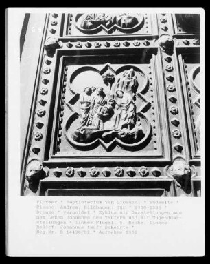 Tür — Zyklus mit Darstellungen aus dem Leben Johannes des Täufers und mit Tugenddarstellungen — linker Flügel, 5. Reihe, linkes Relief: Johannes tauft Bekehrte